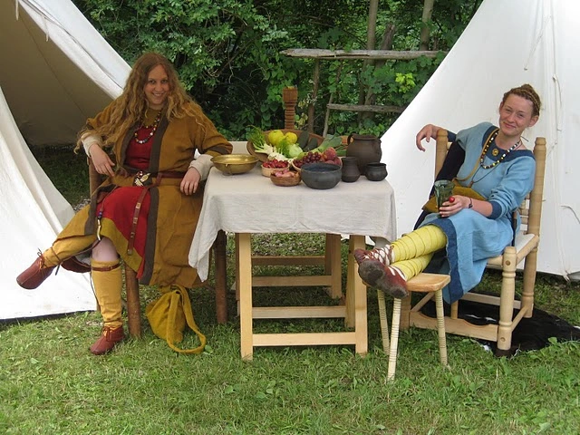 Die Darstellung zweier fränkischer Frauen in der typischen Kleidung  Anfang des VII. Jh.